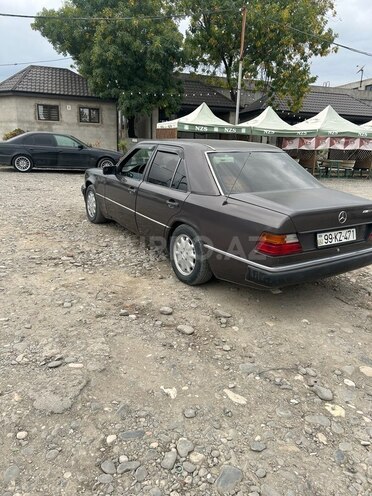 Mercedes 200 E 1990, 356,000 km - 2.0 l - Quba