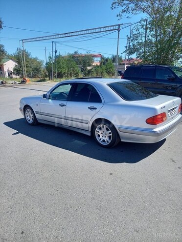 Mercedes E 240 1999, 528,888 km - 2.4 l - Beyləqan