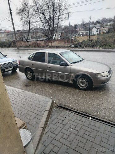 Opel Vectra 1998, 250,000 km - 1.6 l - Qusar