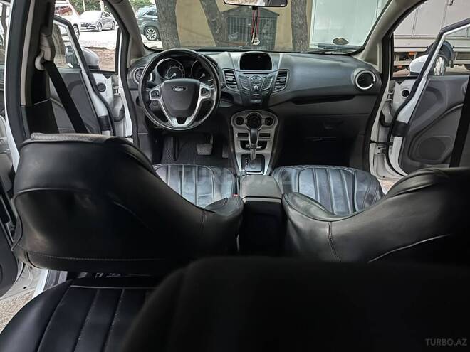 Ford Fiesta 2015, 208,433 km - 1.6 л - Bakı