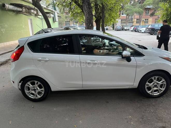 Ford Fiesta 2015, 208,433 km - 1.6 л - Bakı