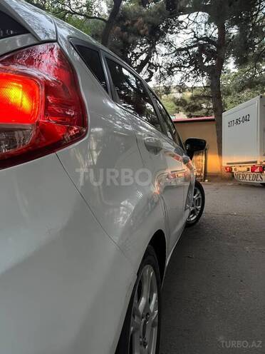 Ford Fiesta 2015, 208,433 km - 1.6 л - Bakı