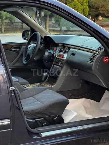 Mercedes E 240 2000, 368,000 km - 2.4 л - Saatlı