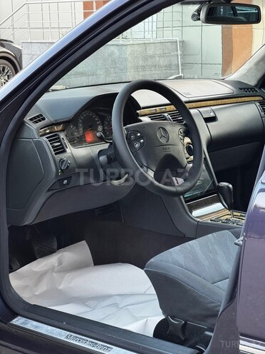 Mercedes E 240 2000, 368,000 km - 2.4 л - Saatlı