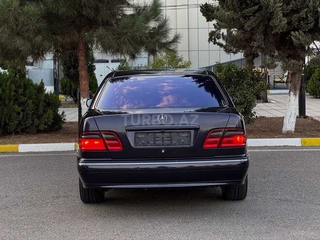 Mercedes E 240 2000, 368,000 km - 2.4 л - Saatlı