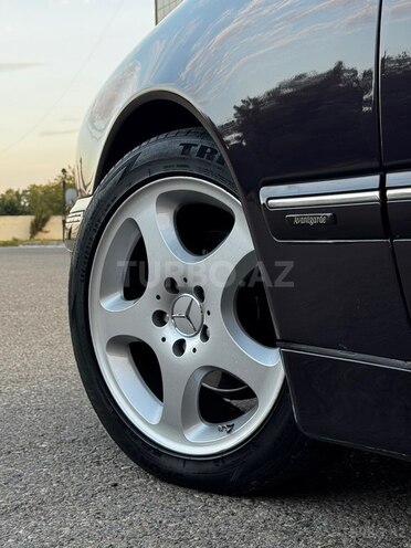 Mercedes E 240 2000, 368,000 km - 2.4 л - Saatlı