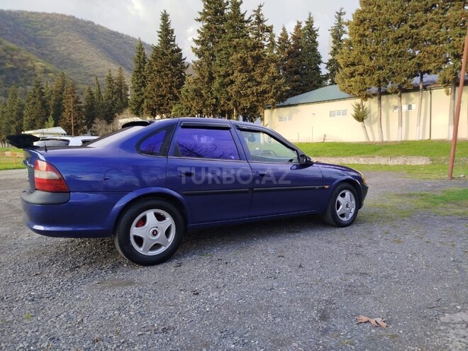 Opel Vectra 1996, 365,000 km - 1.8 л - Qax