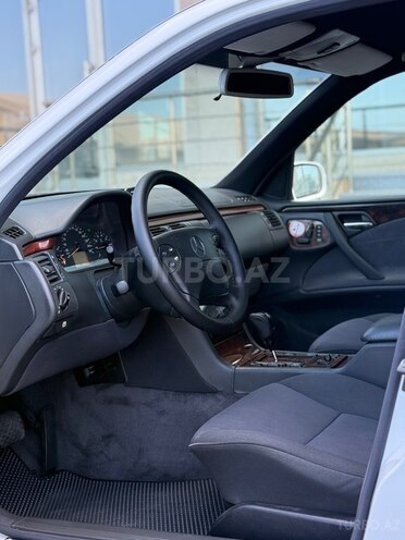 Mercedes E 240 2001, 228,535 km - 2.4 л - Bakı