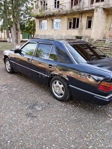 Mercedes E 200 1995, 364,646 km - 2.0 l - Qazax