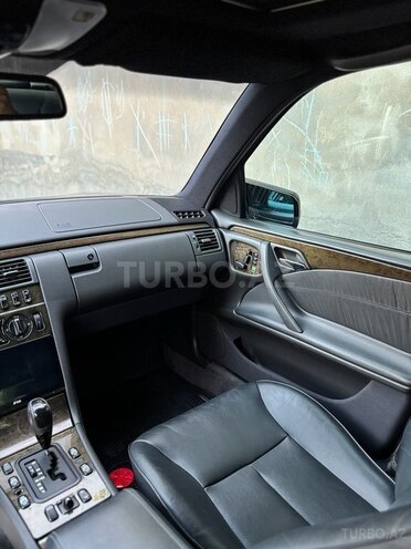 Mercedes E 240 1997, 302,500 km - 2.4 л - Bakı