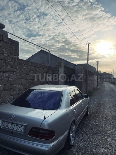 Mercedes E 220 2001, 310,000 km - 2.2 l - Bakı
