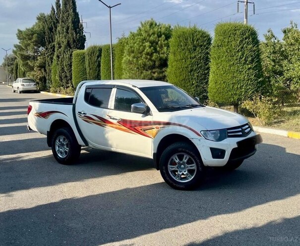 Mitsubishi L200 2013, 318,400 km - 2.5 l - Bakı