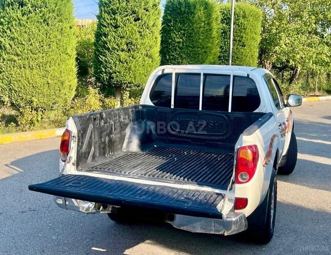 Mitsubishi L200 2013, 318,400 km - 2.5 l - Bakı