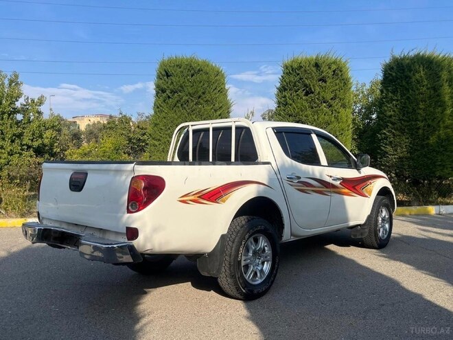 Mitsubishi L200 2013, 318,400 km - 2.5 l - Bakı