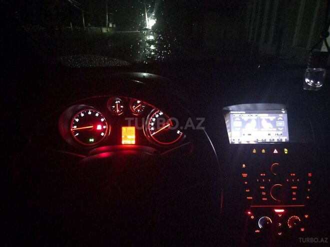Opel Astra 2011, 290,000 km - 1.4 l - Balakən