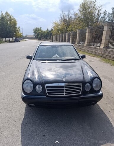 Mercedes E 320 1999, 441,000 km - 3.2 l - Ucar
