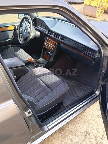 Mercedes 200 E 1991, 250,000 km - 2.0 l - Salyan
