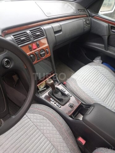 Mercedes E 220 1996, 300,000 km - 2.2 l - Sumqayıt