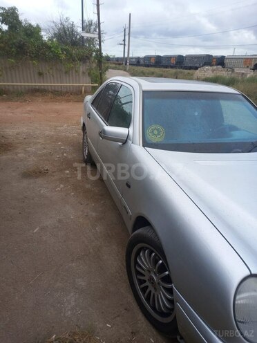 Mercedes E 220 1996, 300,000 km - 2.2 l - Sumqayıt