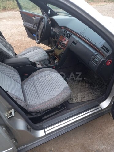 Mercedes E 220 1996, 300,000 km - 2.2 l - Sumqayıt