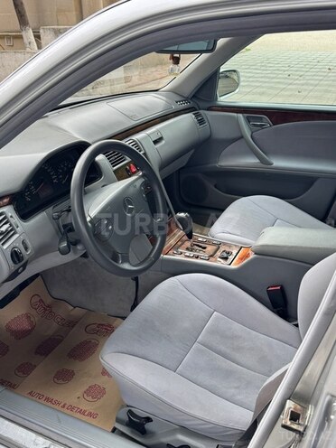 Mercedes E 200 2001, 298,000 km - 2.0 l - Masallı