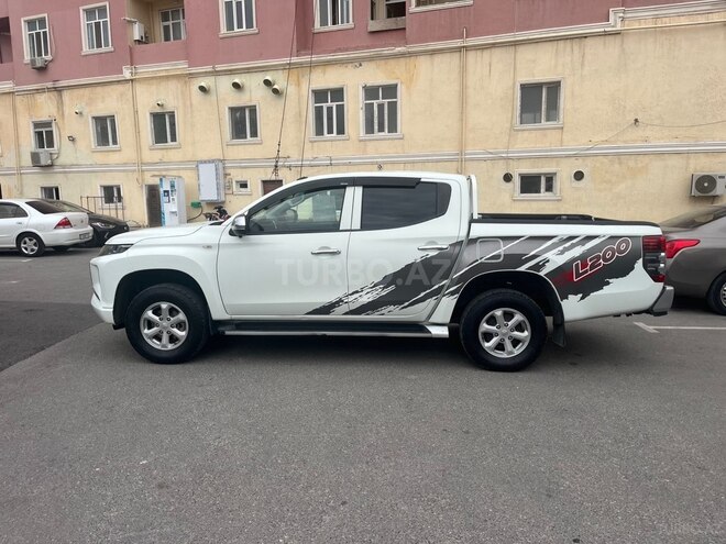 Mitsubishi L200 2020, 200,000 km - 2.4 l - Bakı