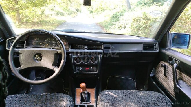 Mercedes 190 1991, 300,000 km - 2.0 l - Zaqatala