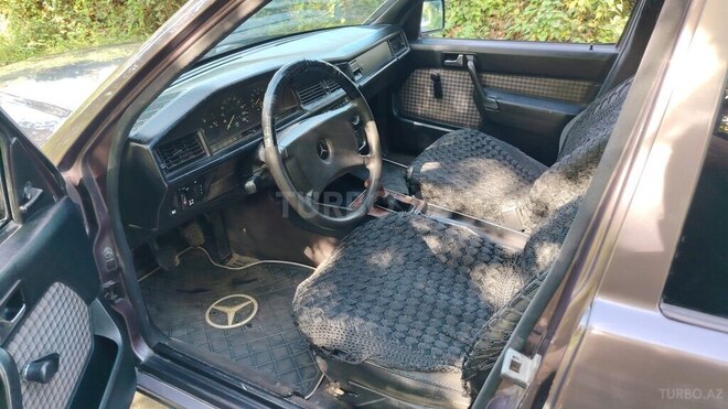 Mercedes 190 1991, 300,000 km - 2.0 l - Zaqatala