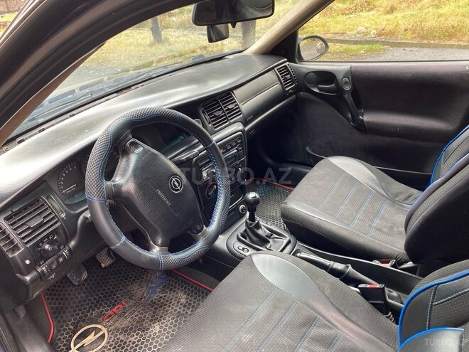 Opel Vectra 1996, 358,000 km - 1.6 l - Qax