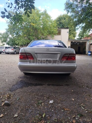 Mercedes E 230 1996, 473,000 km - 2.3 l - Qusar