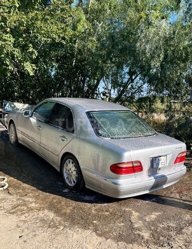 Mercedes E 240 2000, 322,299 km - 2.4 l - Bərdə