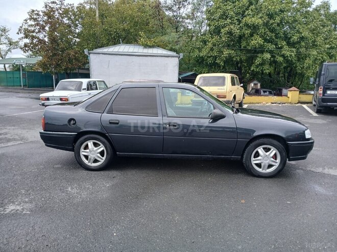 Opel Vectra 1992, 250,000 km - 2.0 l - Zaqatala