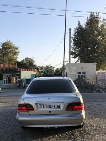 Mercedes E 220 2000, 354,786 km - 2.2 л - Bərdə