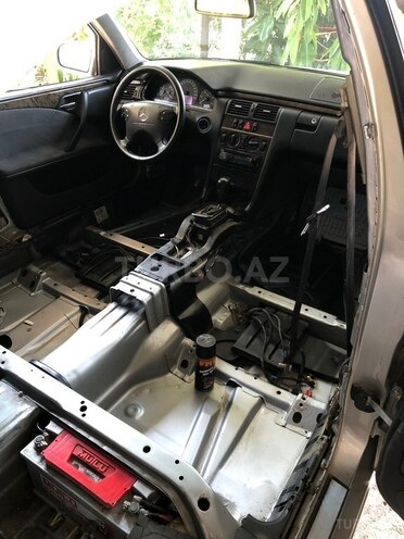 Mercedes E 220 2000, 354,786 km - 2.2 л - Bərdə