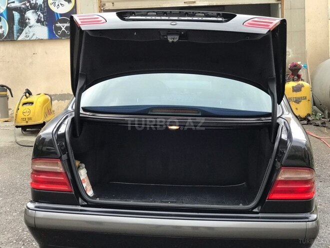 Mercedes E 280 2001, 230,121 km - 2.8 l - Bakı