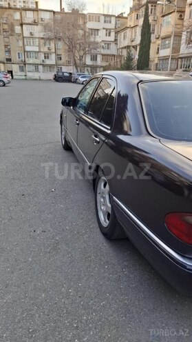 Mercedes E 240 1998, 298,000 km - 2.4 l - Salyan