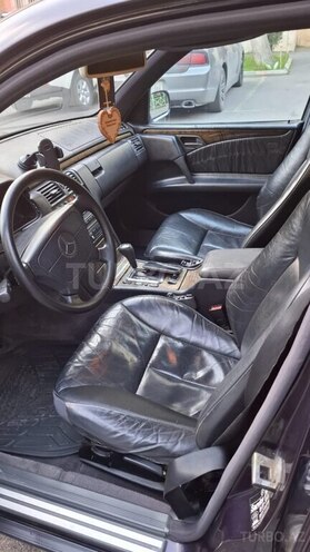 Mercedes E 240 1998, 298,000 km - 2.4 l - Salyan