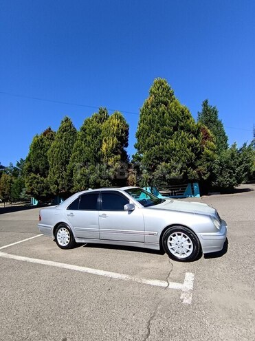 Mercedes E 220 2000, 446,503 km - 2.2 л - Qazax