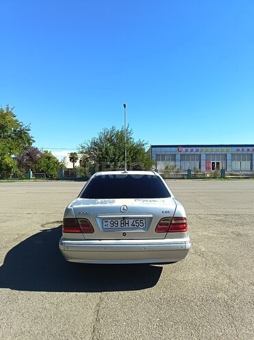 Mercedes E 220 2000, 446,503 km - 2.2 л - Qazax