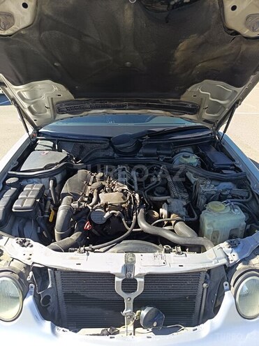 Mercedes E 220 2000, 446,503 km - 2.2 л - Qazax
