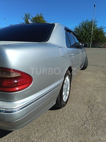 Mercedes E 220 2000, 446,503 km - 2.2 л - Qazax