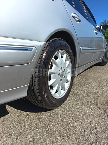 Mercedes E 220 2000, 446,503 km - 2.2 л - Qazax