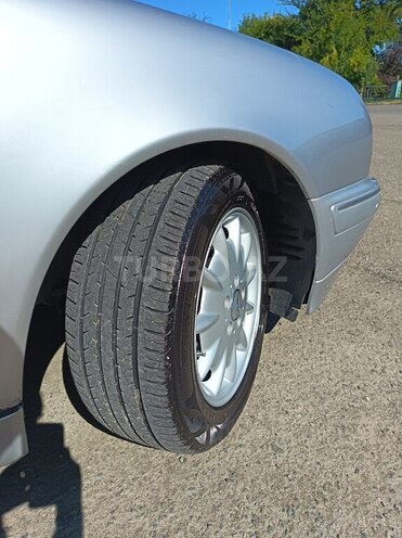 Mercedes E 220 2000, 446,503 km - 2.2 л - Qazax