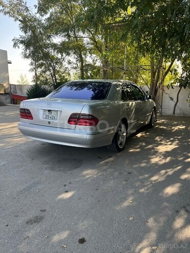 Mercedes E 240 2000, 222,000 km - 2.4 л - Salyan