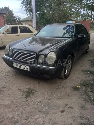 Mercedes E 220 1996, 645,580 km - 2.2 l - Masallı