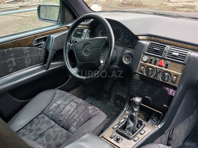 Mercedes E 240 1998, 385,000 km - 2.4 l - Beyləqan