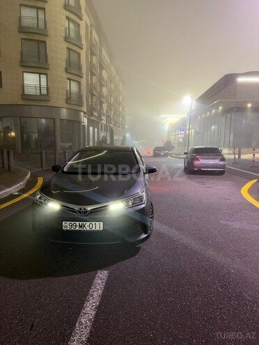 Toyota Corolla 2018, 136,700 km - 1.6 l - Bakı