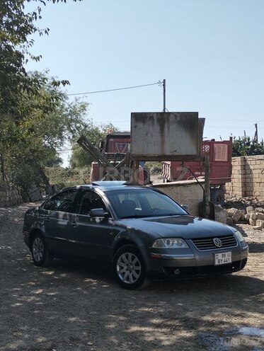 Volkswagen Passat 2003, 18,500 km - 1.8 l - Salyan