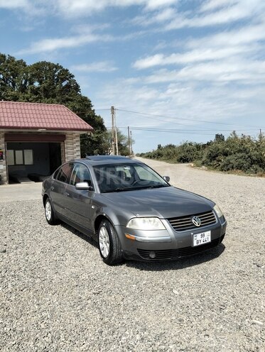 Volkswagen Passat 2003, 18,500 km - 1.8 l - Salyan