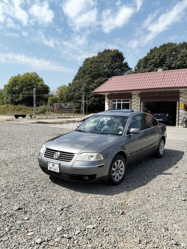 Volkswagen Passat 2003, 18,500 km - 1.8 l - Salyan